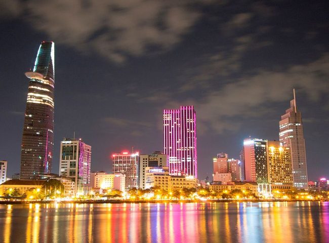 Khu_trung_tâm_thành_phố_Hồ_Chí_Minh,_nhìn_từ_phía_quận_2