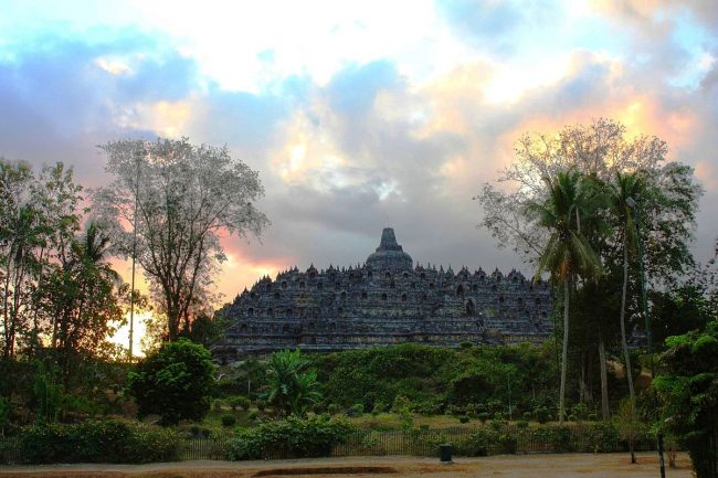 1200px-DSC00110_Java_Centre_Borobudur_at_Sunset_Time_(6220094684)