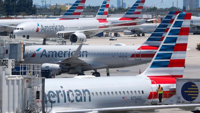 doi-hinh-may-bay-cua-hang-hang-khong-american-airlines-1584493871-width2560height1440