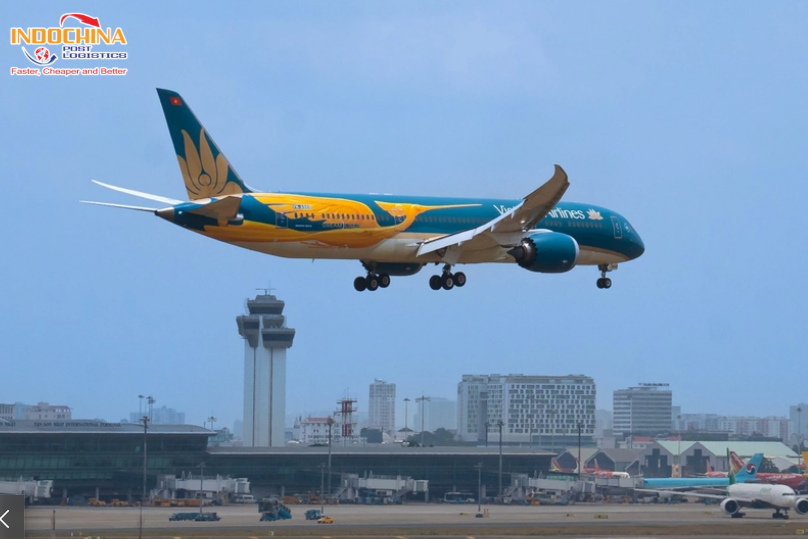 Máy bay Vietnam Airlines với biểu tượng chim Lạc được dán trên thân.