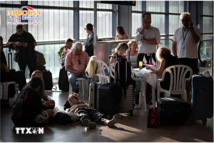 Hành khách tại sân bay quốc tế Ben Gurion gần Tel Aviv, Israel. (Ảnh: THX/TTXVN)