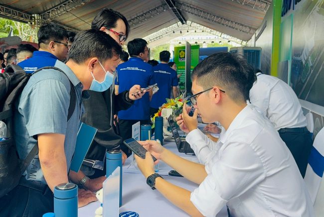 Người lao động tìm hiểu các cơ hội việc làm tại Cảng hàng không quốc tế Long Thành trong Ngày hội Việc làm tổ chức hồi cuối tháng 8